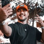 Beginnende vlogger filmt zichzelf met camera voor het maken van content