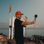 Robert Devrix maakt een vlog aan het water als creator die begint met vloggen