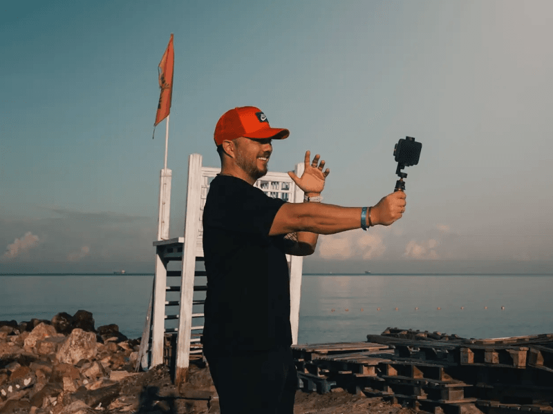 Robert Devrix maakt een vlog aan het water als creator die begint met vloggen