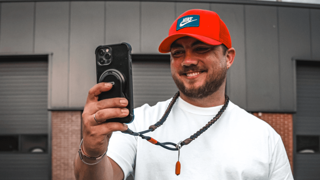 Content creator filmt zichzelf met smartphone tijdens het opnemen van een vlog
