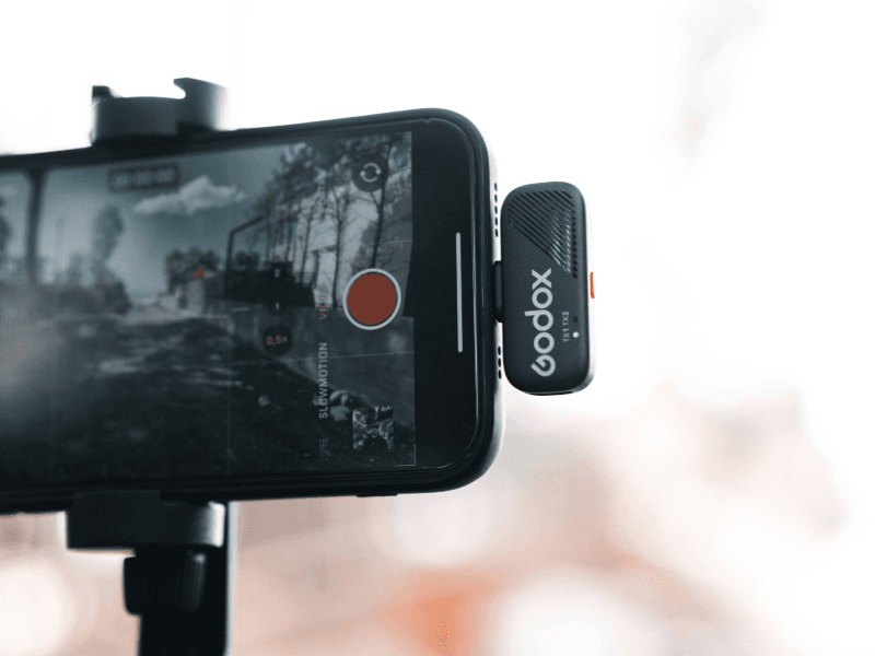 Godox Cube-S draadloze microfoon aangesloten op smartphone voor vloggen