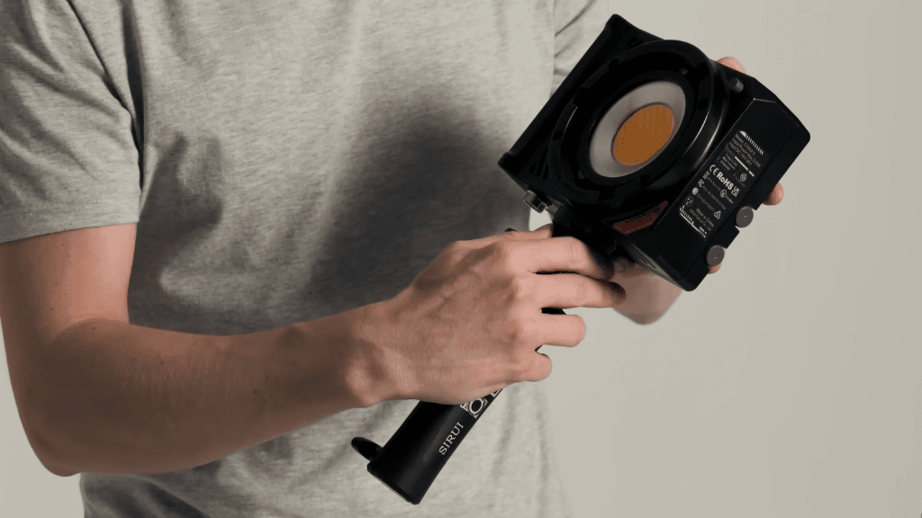 Content creator houdt de SIRUI C300X II 300W COB LED-lamp vast tijdens een demonstratie.