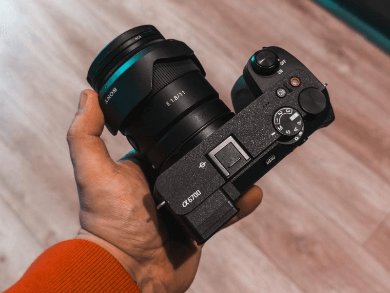 Sony A6700 camera met Sony 11mm f1.8 lens in de hand